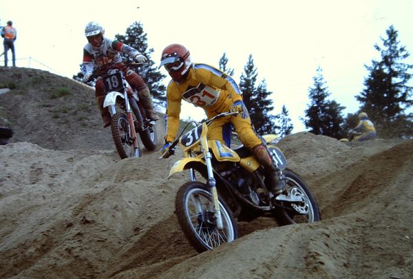 Seppo Isomäki ja Aprilia kuljettaja tiukassa kisassa. Salo GP-125cc 1980